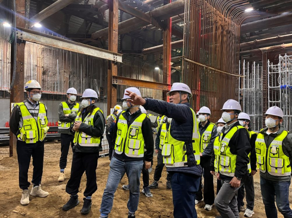 수도권본부 사무직원들이 8일 인덕원~동탄 복선전철 사업 9공구 노반 현장을 방문해 B.T.S 프로그램을 체험하고 있다.