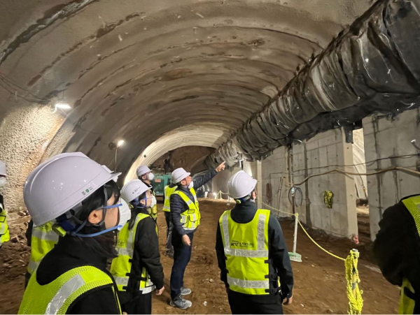 수도권본부 사무직원들이 8일 인덕원~동탄 복선전철 사업 9공구 노반 현장을 방문해 B.T.S 프로그램을 체험하고 있다.