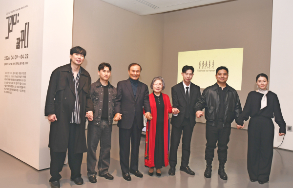 ‘제13회 대전’ 그리다, 꿈꾸다 전(展)’을 개최/ 오픈식에 참석한 김영찬 골프존문화재단 이사장(왼쪽 세 번째)이 참여 작가들과 함께 기념촬영