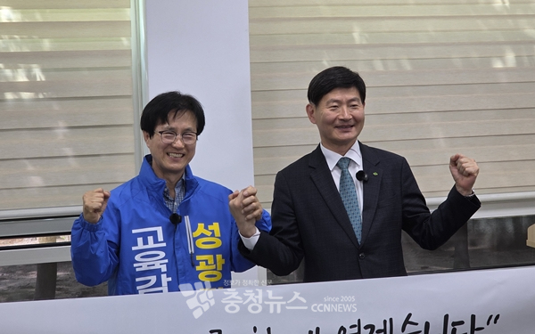 (왼쪽부터) 성광진 대전교육감 예비후보와 김영진 대전대 교수