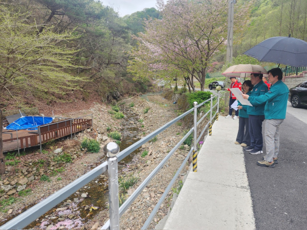 김낙철 서구 부구청장이 17일 기성동 일대 불법 점용 시설 실태를 점검하고 있다