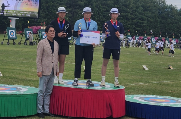 대전대청중 윤노을 학생(가운데)이 제60회 전국종별남여양궁선수권대회에서 종합 1위를 차지했다.