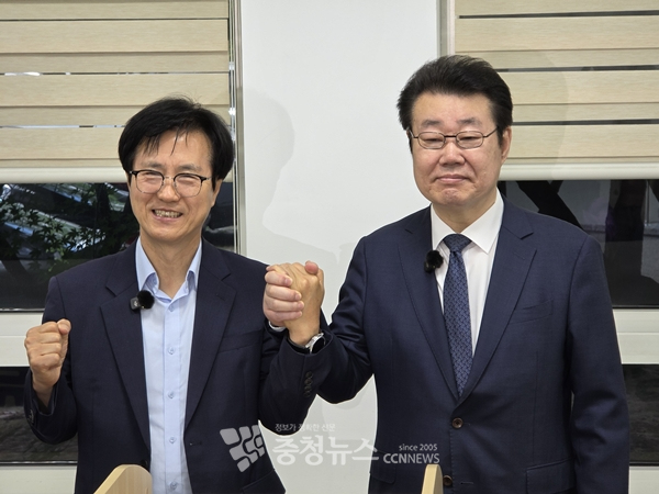 (왼쪽부터) 성광진 대전교육감 예비후보와 윤정병 전 서부교육지원청 교육장