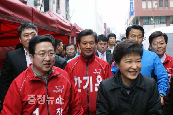 박근혜 대표가 성심당을 방문하기 위해 은행동을 지나가고 있다.