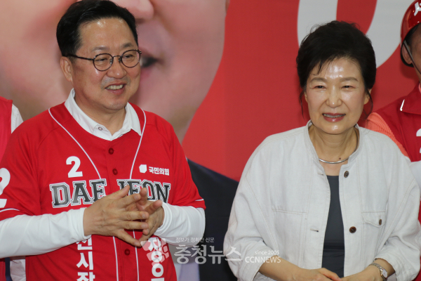 (왼쪽부터) 이장우 국민의힘 대전시장 후보, 박근혜 전 대통령