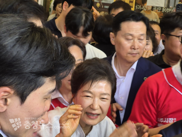 박근혜 전 대통령 공주산성시장 방문 모습 / 조홍기 기자