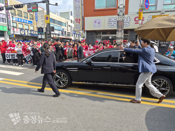 박 전 대통령이 차를 타고 떠나는 모습