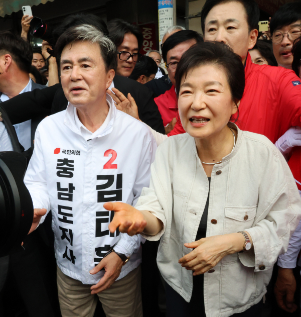 국민의힘 김태흠 충남지사 후보와 박근혜 전 대통령이 함께 공주 산성시장을 찾았다.