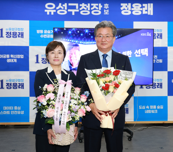 더불어민주당 정용래 대전 유성구청장 후보가&nbsp;당선이 확실시 되자 부인과 함께 기념촬영을 하고 있다. (사진=정 후보 캠프 제공)