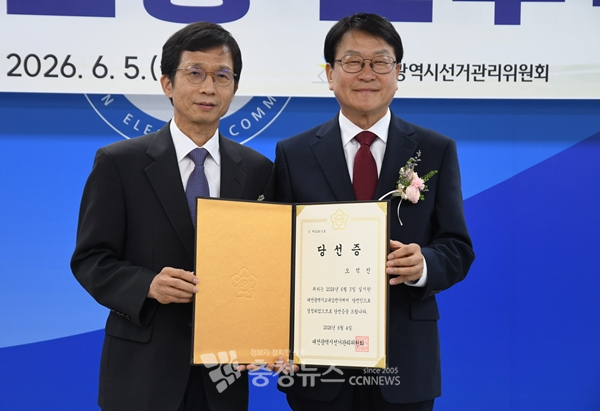 오석진 대전교육감 당선인(오른쪽)