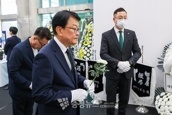 오석진 대전교육감 당선인이 대전 유성구청에 마련된 한화에어로스페이스 폭발사고 희생자 합동 분향소를 찾아 고인의 넋을 기렸다.