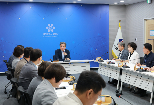 정용래 유성구청장 주간간부회의 모습(사진=유성구청 제공)