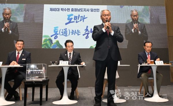 왼쪽부터 최원철 당선인, 박수현 당선인, 이용우 당선인, 김홍열 당선인