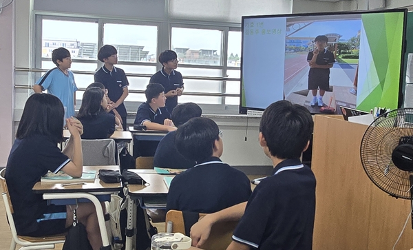 신탄중앙중 선거후보자 홍보영상 감상 모습