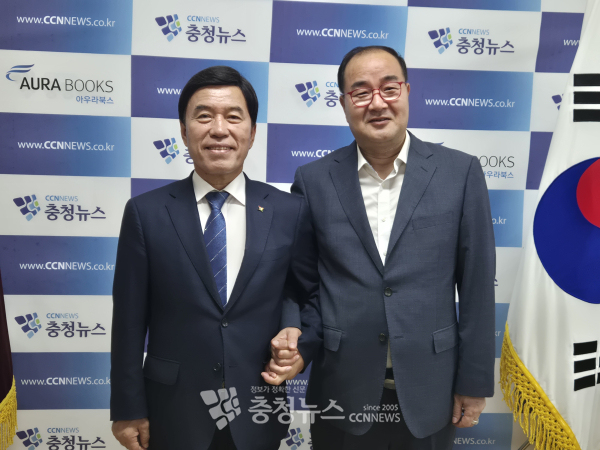 (왼쪽부터) 황인호 대전 동구청장, 김거수 충청뉴스 대표