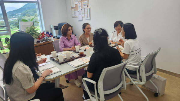 슬기로운여성행동 관계자들이 보령시가족센터에서 '나눔행사'를 진행한 뒤 지역사회 돌봄과 나눔문화 등에 대한 간담회를 하고 있다.  /사진=슬기로운여성행동 제공