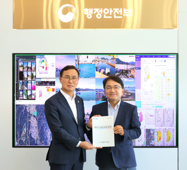 (왼쪽 윤희신 태안군수, 오른쪽 김광용 행정안전부 재난안전관리본부장