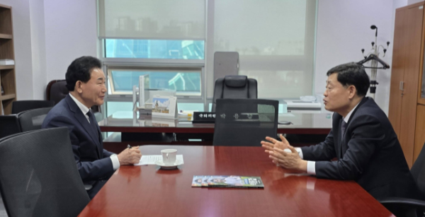 박용갑_국회의원(좌), 정왕국 SR 대표이사_면담